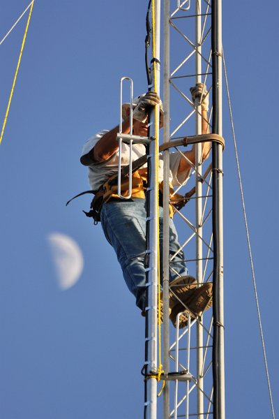 Bob-K4NBC Raising New Antenna 05.jpg